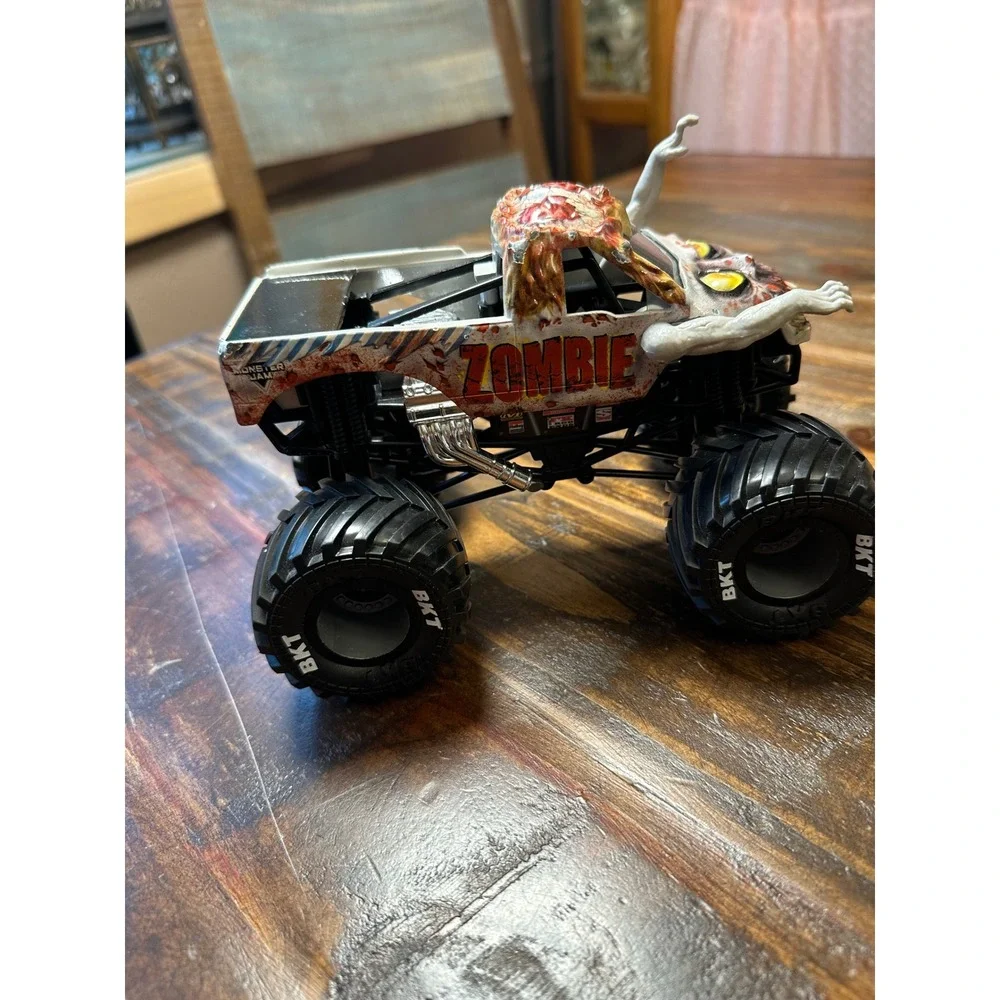Monster Jam Zombie Monster Truck 1:24 Scale Die-Cast Toy Vehicle 2021 BKT Tires - Picture 7 of 11